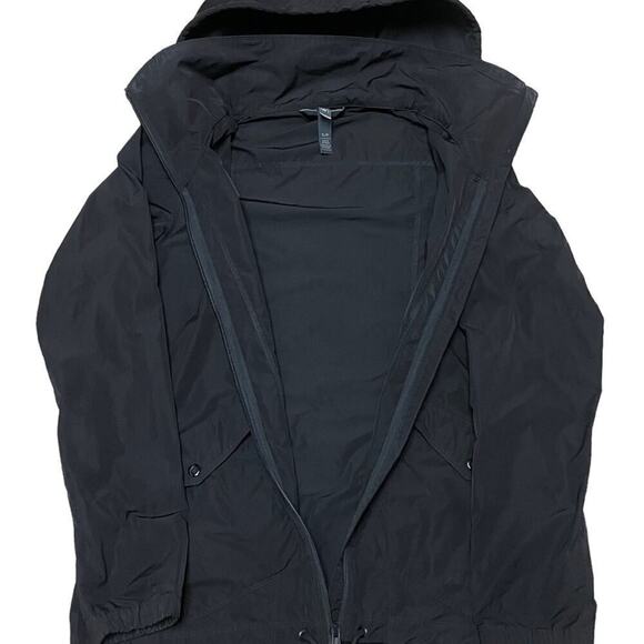 Mountain Hardware Woman’s Wind Breaker - Picture 2 of 4